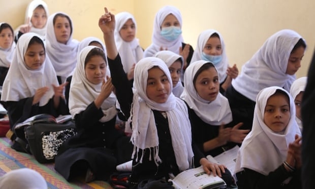 Taliban cho phép một số nữ sinh trung học đến trường