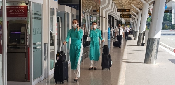 Sân bay Tân Sơn Nhất ngày đầu tiên khôi phục bay nội địa