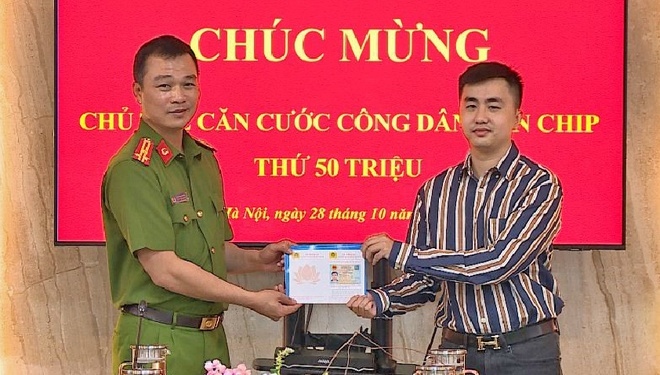 Trao thẻ căn cước gắn chip thứ 50 triệu cho công dân Hà Nội