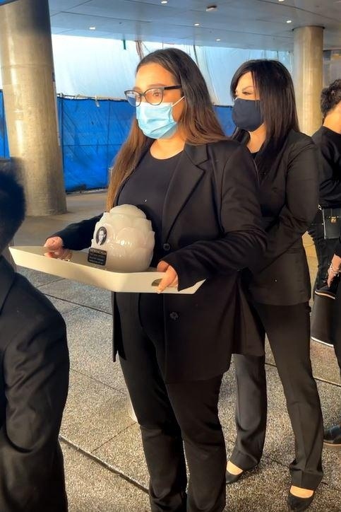 Chuyện showbiz: Con gái Phi Nhung nghẹn ngào nhận tro cốt mẹ tại sân bay Mỹ