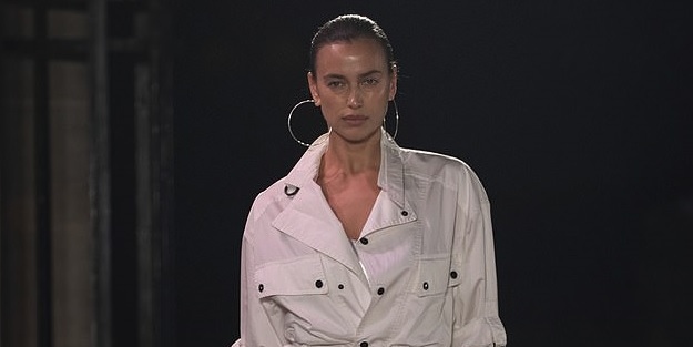 Siêu mẫu Irina Shayk "bốc lửa" trên sàn catwalk