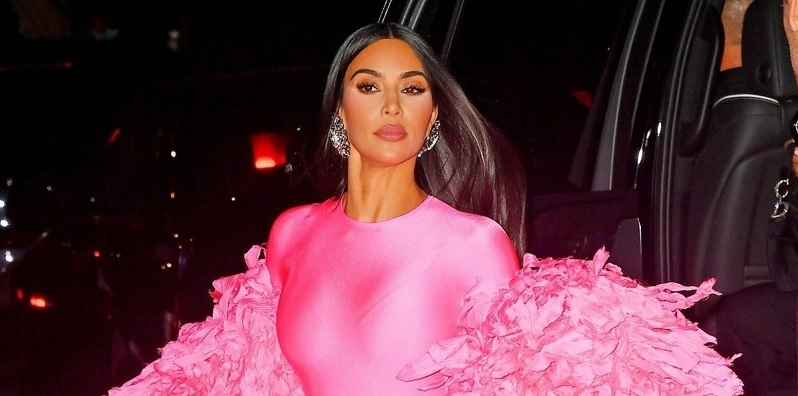 Kim Kardashian diện bodysuit tôn đường cong nóng bỏng tại "Saturday Night Live"