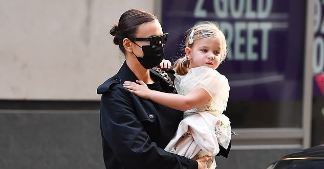 "Mẹ đơn thân" Irina Shayk giản dị bế con gái ra phố sau tin đồn chia tay Kanye West