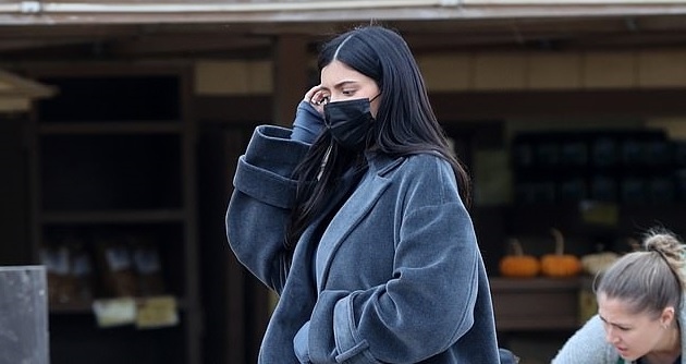 Kylie Jenner lên đồ dáng rộng "giấu" bụng bầu khi đi thăm trang trại bí ngô