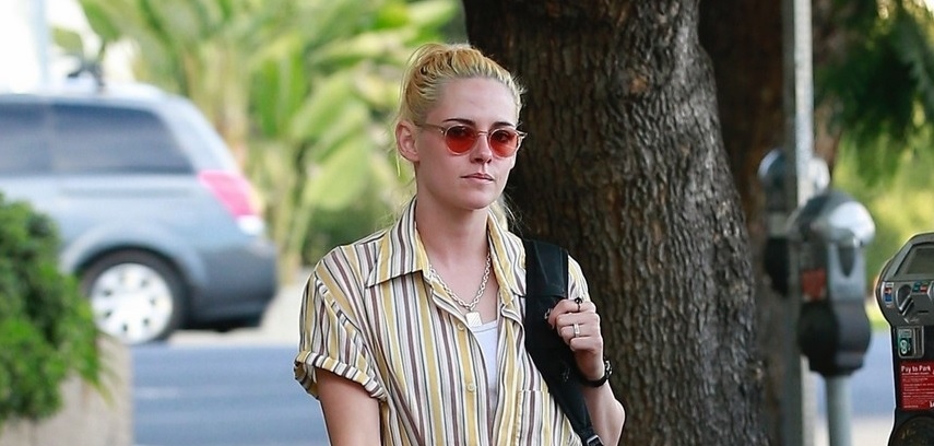 Kristen Stewart diện áo sơ mi kẻ sọc, tái xuất cá tính trên phố