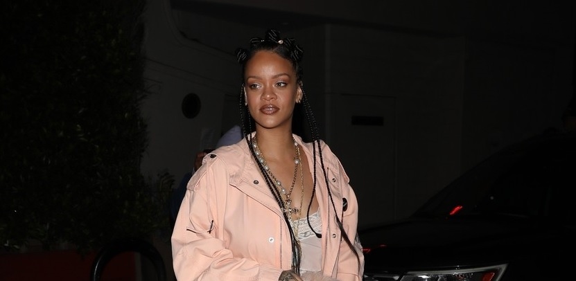 Tỷ phú Rihanna làm tóc cầu kỳ, đeo phụ kiện sang chảnh đi ăn tối