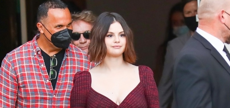 Selena Gomez diện đầm bordeaux ôm sát, để lộ vóc dáng "tròn trịa" tại sự kiện