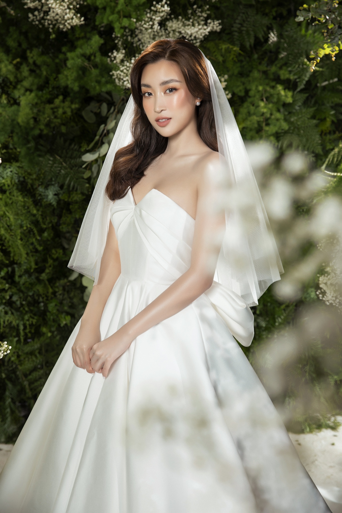 Hoa hậu Đỗ Mỹ Linh hoá cô dâu đẹp dịu dàng trong loạt ảnh mới