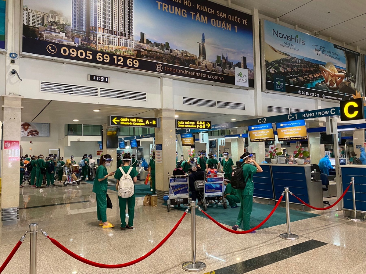 Năm chuyến bay chở gần 1.000 y bác sĩ, sinh viên y tế hỗ trợ TPHCM về Hà Nội