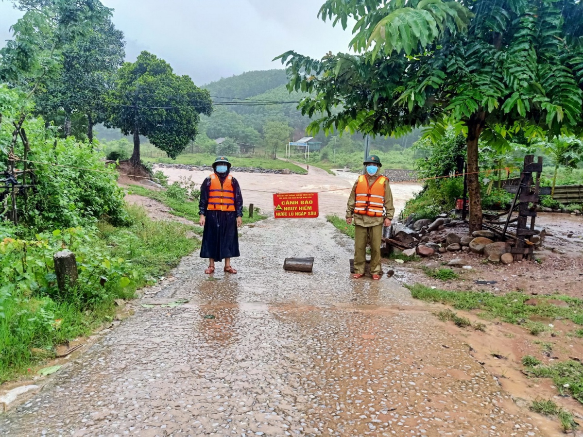Mưa lũ ở Quảng Bình: 1 người mất tích, 22 người đi rừng chưa về nhà