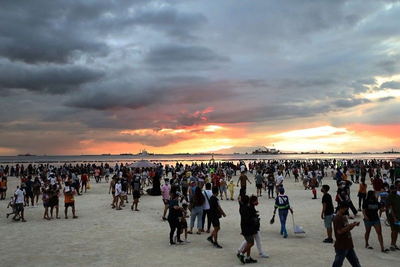 Philippines đóng cửa bãi biển do hàng chục nghìn người đổ về giữa dịch bệnh