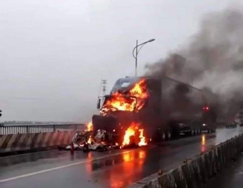 Xe container bốc cháy trên cầu Gianh, quốc lộ 1A bị ách tắc