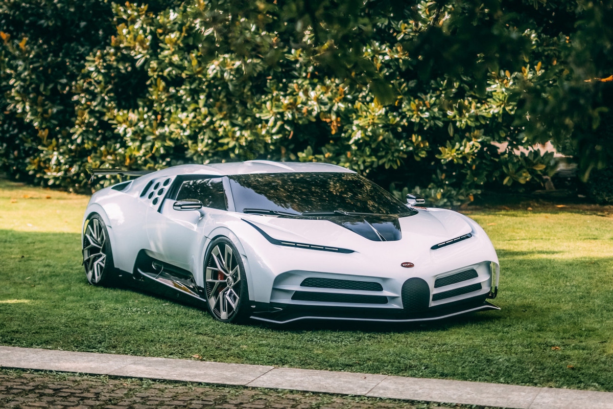 Cận cảnh bộ đôi siêu xe "cổ - kim" của Bugatti
