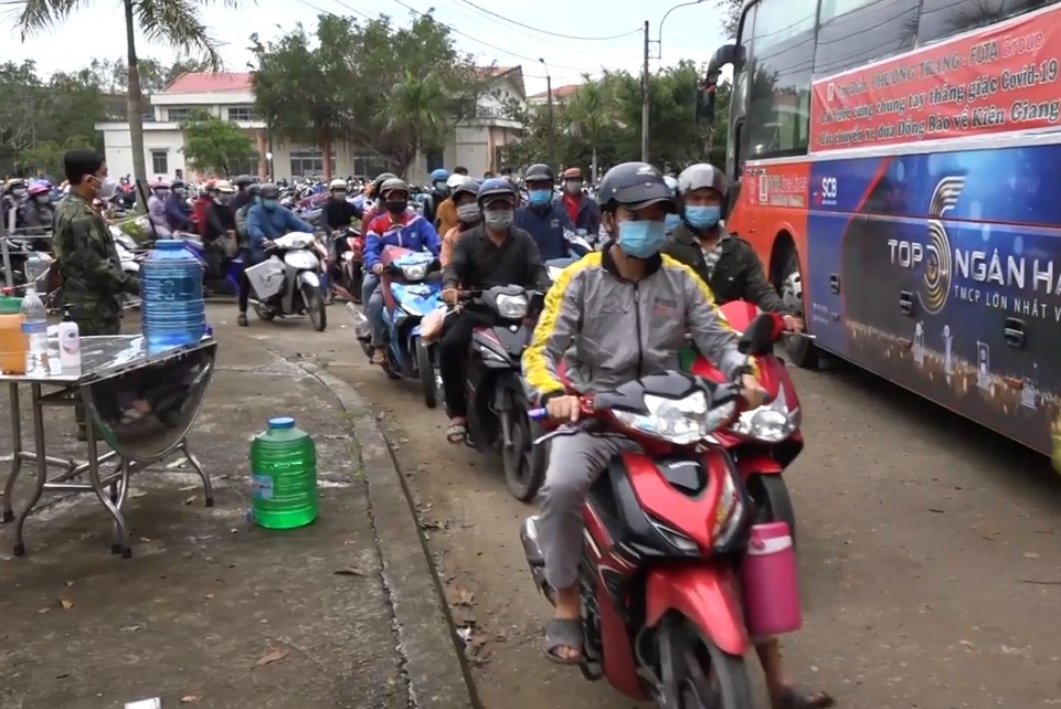 Công an Kiên Giang dẫn đường đưa gần 400 công dân về quê