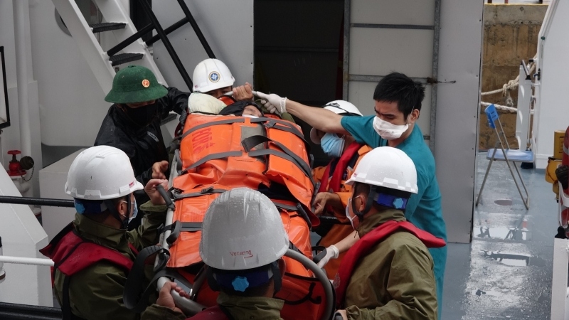 Cứu nạn bệnh nhân nguy cấp trên đảo Cù Lao Chàm bị cô lập do bão số 7