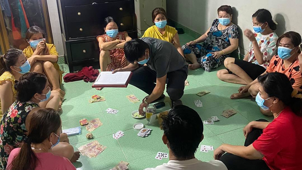 Bắt quả tang nhóm phụ nữ ở Bình Dương tụ tập đánh bạc