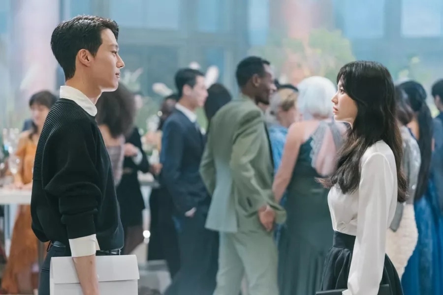 Song Hye Kyo nhìn "tình trẻ" Jang Ki Yong say đắm trong phim mới