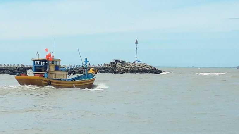 Luồng lạch chưa thông, tàu thuyền khó cập cảng cá Phan Rí Cửa