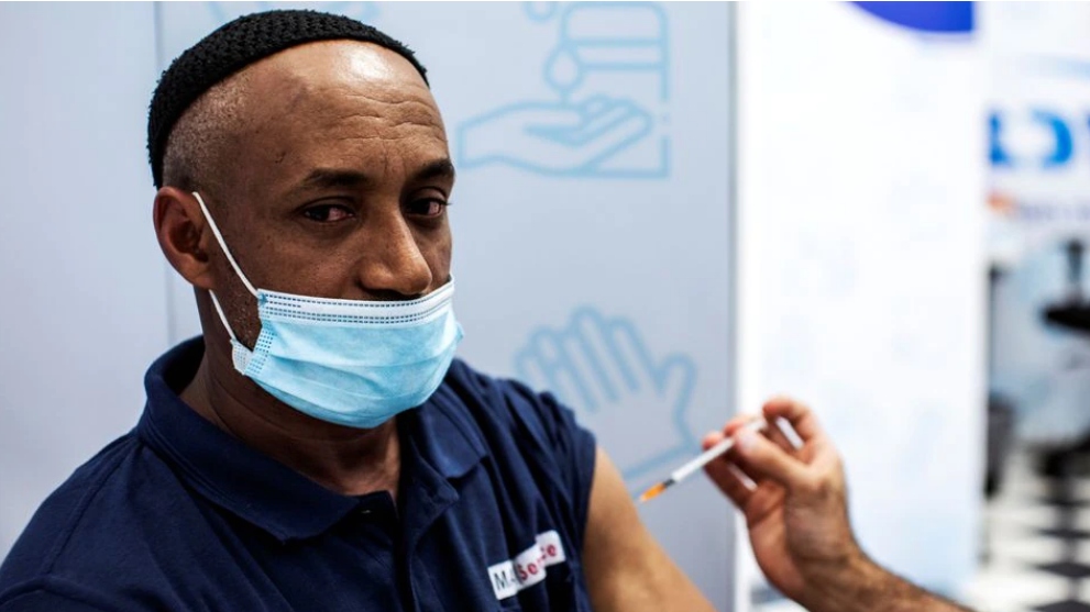 Israel yêu cầu phải tiêm mũi vaccine Covid-19 tăng cường mới được cấp “thẻ xanh”