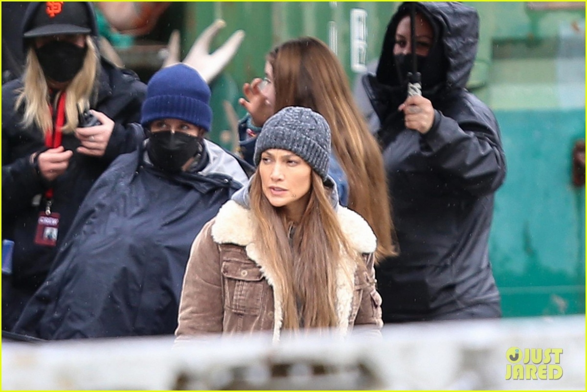 Jennifer Lopez để mặt mộc nhợt nhạt trên phim trường "The Mother"