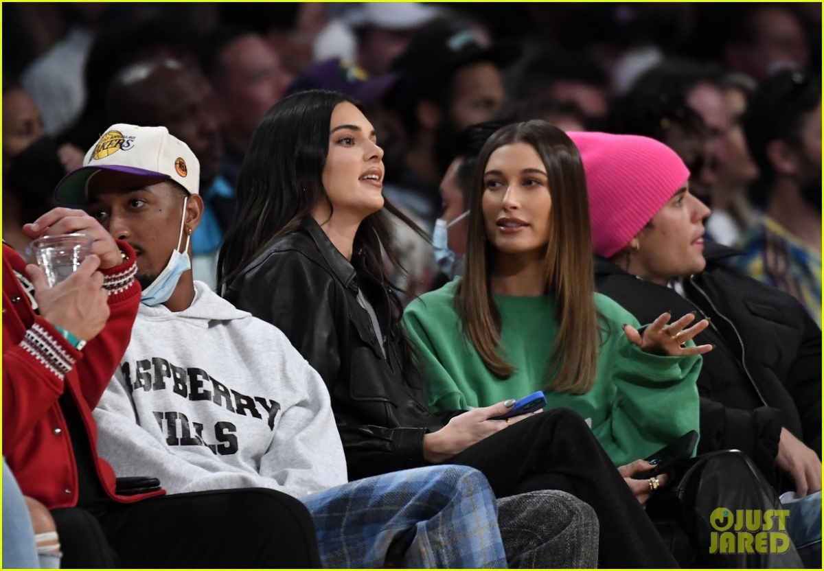 Vợ chồng Justin Bieber tình tứ đến cổ vũ bạn trai của Kendall Jenner thi đấu bóng rổ