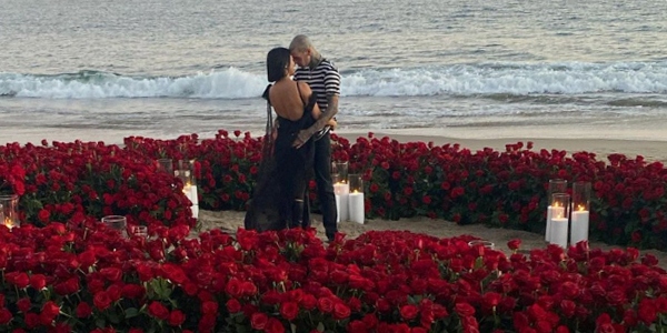 Chị gái Kim Kardashian được tình trẻ cầu hôn trên bãi biển
