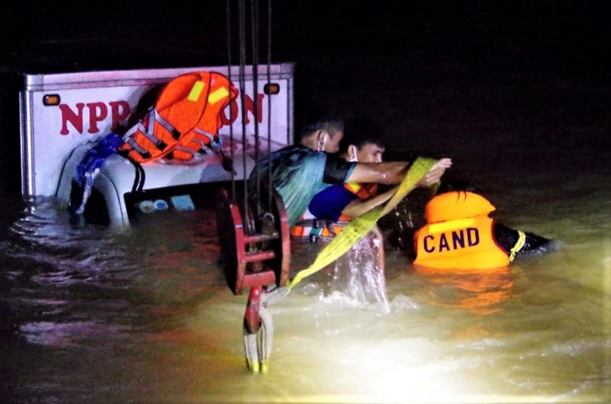 Băng qua cầu tràn, hai vợ chồng cùng xe tải bị nước lũ cuốn trôi ở Quảng Ngãi