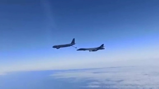 Tiêm kích Su-30 của Nga xuất kích chặn máy bay ném bom B-1B Mỹ trên Biển Đen