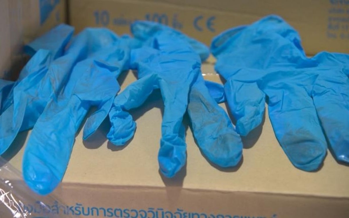 Thủ tướng Thái Lan ra lệnh điều tra việc xuất khẩu găng tay y tế giả sang Mỹ