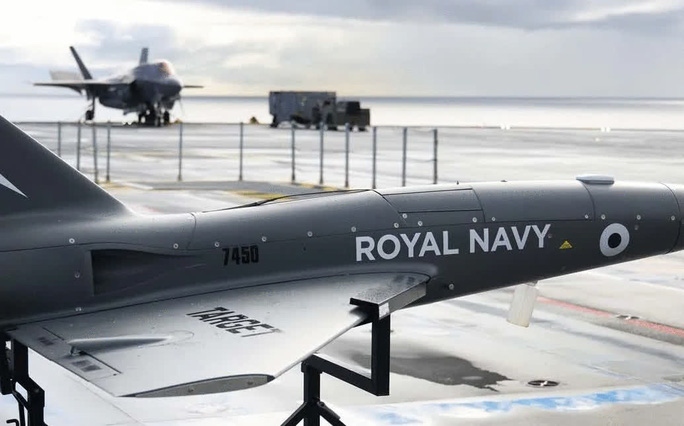 Cận cảnh Hải quân Anh lần đầu tiên phóng thử UAV công nghệ cao từ tàu sân bay