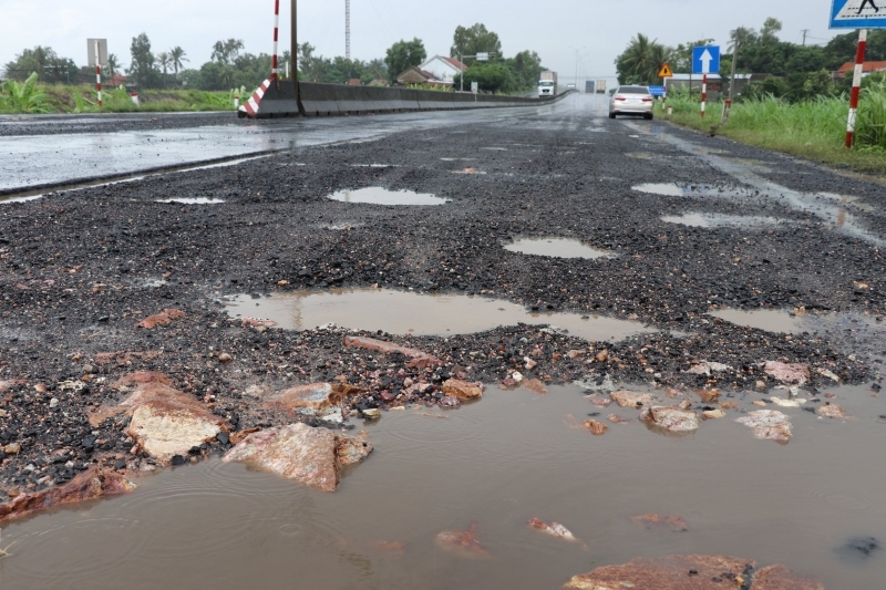 Phú Yên đề nghị sửa chữa hư hỏng mặt đường Quốc lộ 1A