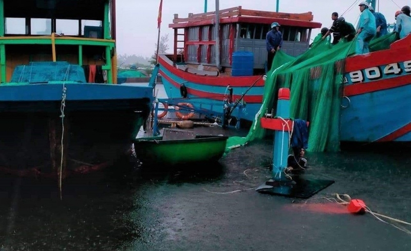 Sóng đánh chìm 2 tàu cá đang neo đậu ở Quảng Nam