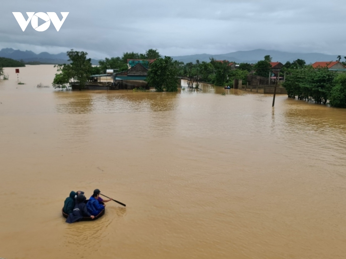 Ứng phó mưa lũ từ Quảng Bình đến Bình Định