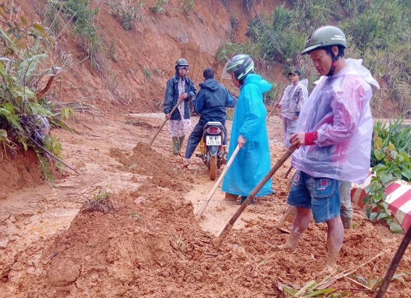 Nhiều khu dân cư miền núi Quảng Nam, Quảng Ngãi bị cô lập do sạt lở núi