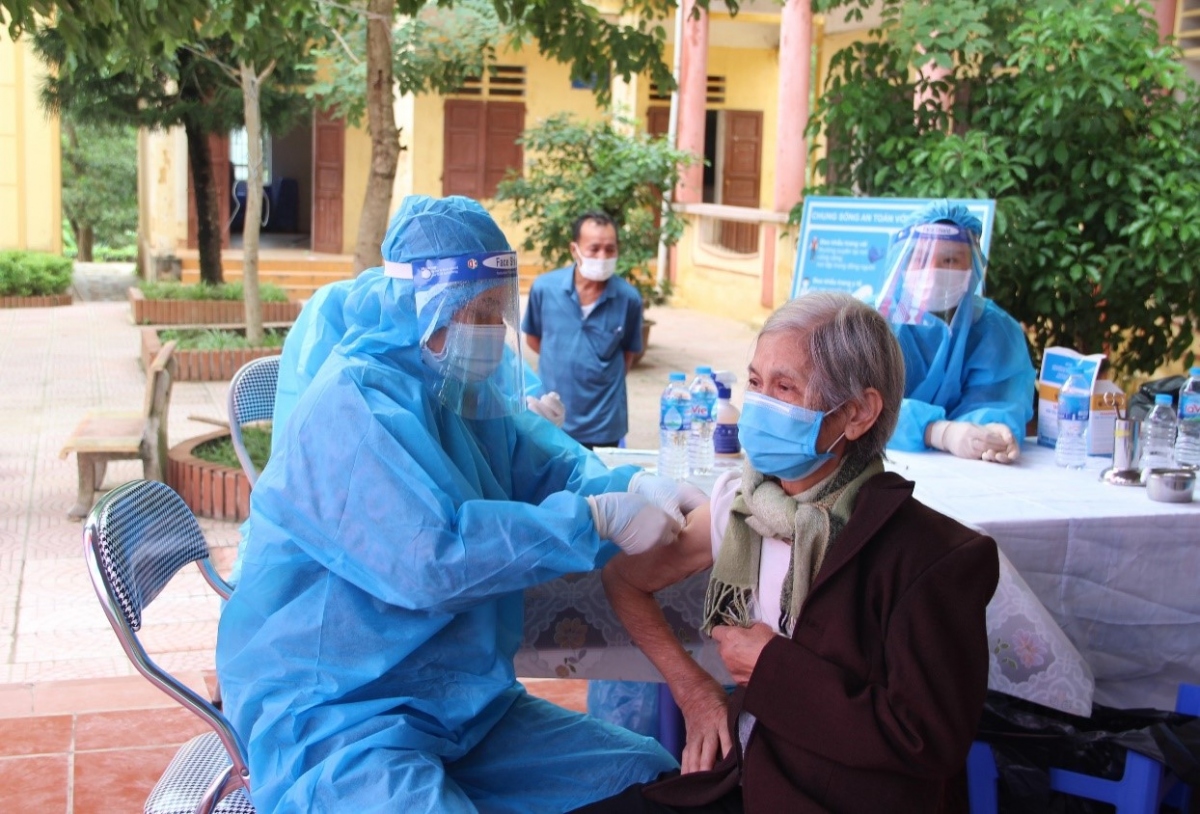 Trạm Y tế lưu động tại Phú Thọ điều trị F0 tại nhà và cấp vaccine cho các địa phương vùng xanh