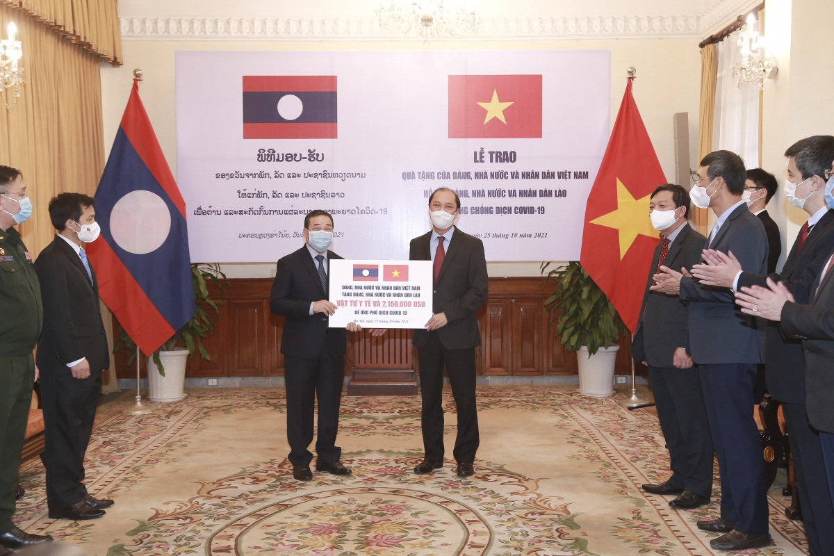 Việt Nam hỗ trợ khẩn cấp Lào hơn 2 triệu USD và vật tư y tế để chống dịch Covid-19