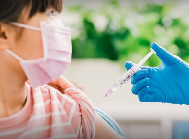 Tiêm vaccine Covid-19 cho trẻ: “Lợi ích là rõ ràng, nhưng cẩn trọng vừa làm vừa đánh giá"