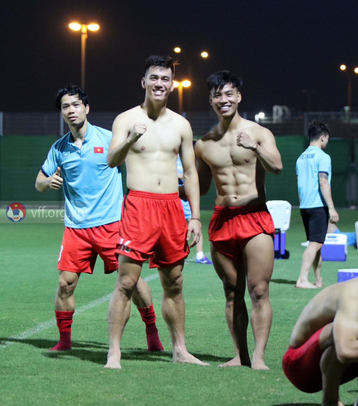 Văn Thanh khoe cơ bụng 6 múi "siêu chuẩn" trước trận gặp ĐT Trung Quốc