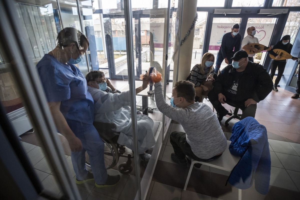 Hungary: Nhiều bệnh viện cấm hoàn toàn việc thăm khám do tình hình dịch Covid-19 xấu đi