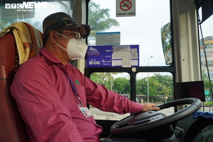 TP.HCM: Ngày đầu hoạt động trở lại, xe buýt vắng khách