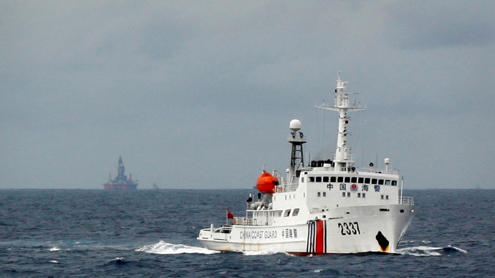 EU lên tiếng vụ tàu hải cảnh Trung Quốc phun vòi rồng vào tàu Philippines ở Biển Đông