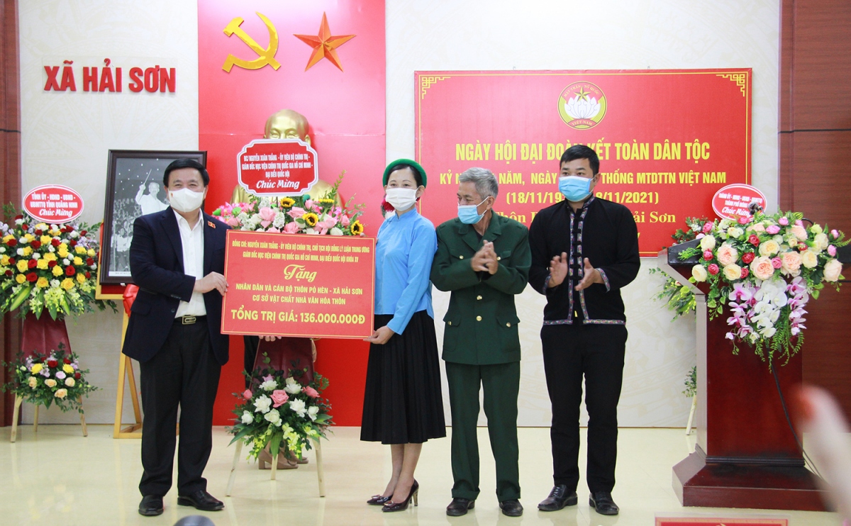 Ông Nguyễn Xuân Thắng dự ngày hội Đại đoàn kết dân tộc tại thôn Pò Hèn