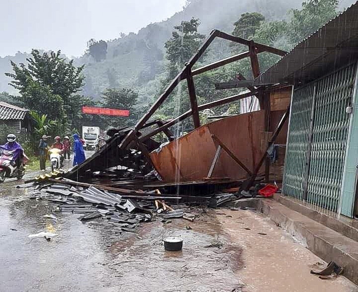Mưa lớn gây sạt lở đất ở Điện Biên, 1 người bị thương