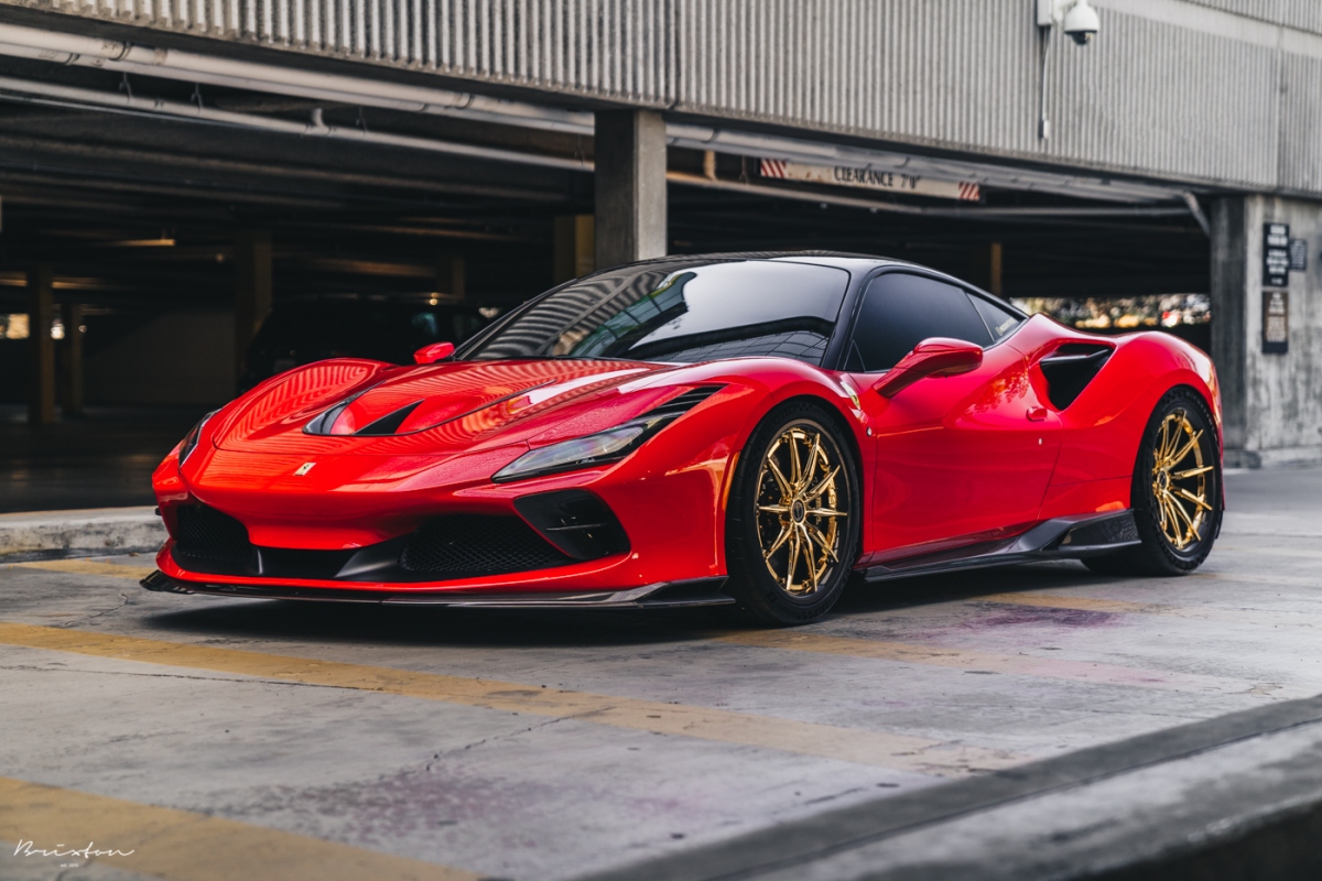 Cận cảnh Ferrari F8 Tributo độ bánh xe mạ vàng