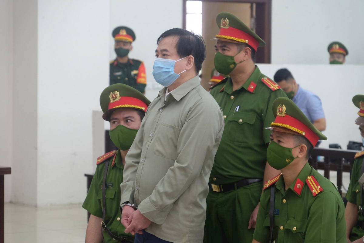 Bị cáo Phan Văn Anh Vũ và Nguyễn Duy Linh khai đưa nhận quà nhưng không phải là tiền