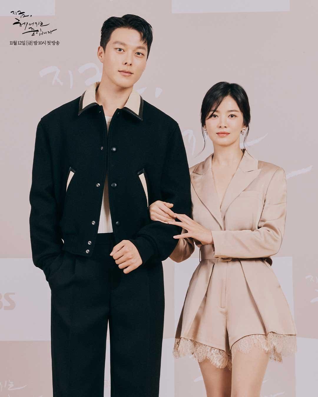 Song Hye Kyo tình tứ khoác tay "tình trẻ" Jang Ki Yong tại họp báo phim mới