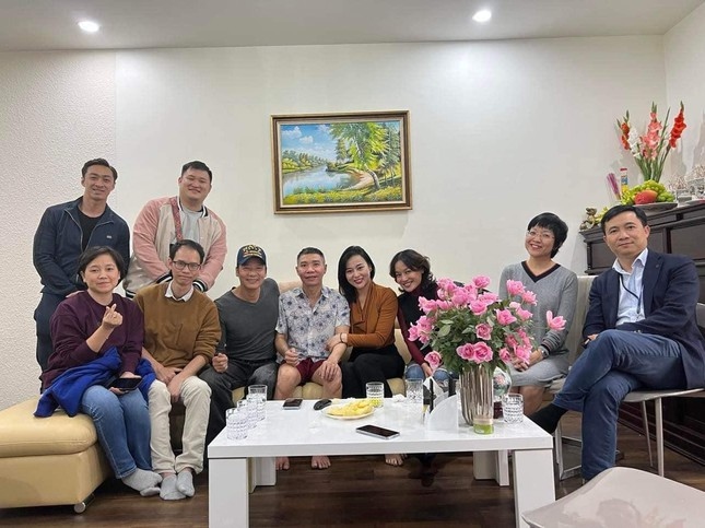Chuyện showbiz: MC Thảo Vân và dàn sao "Hương vị tình thân" đến thăm NSND Công Lý