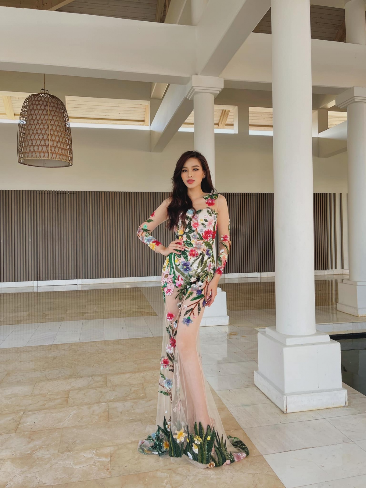 Hoa hậu Đỗ Thị Hà yêu kiều với đầm xuyên thấu đính kết hoa đẹp mắt tại Miss Universe 2021