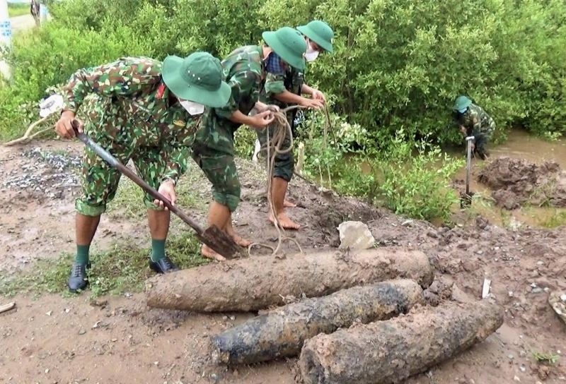 Bàn giao 5 quả bom còn sót lại sau chiến tranh cho Quân khu 9