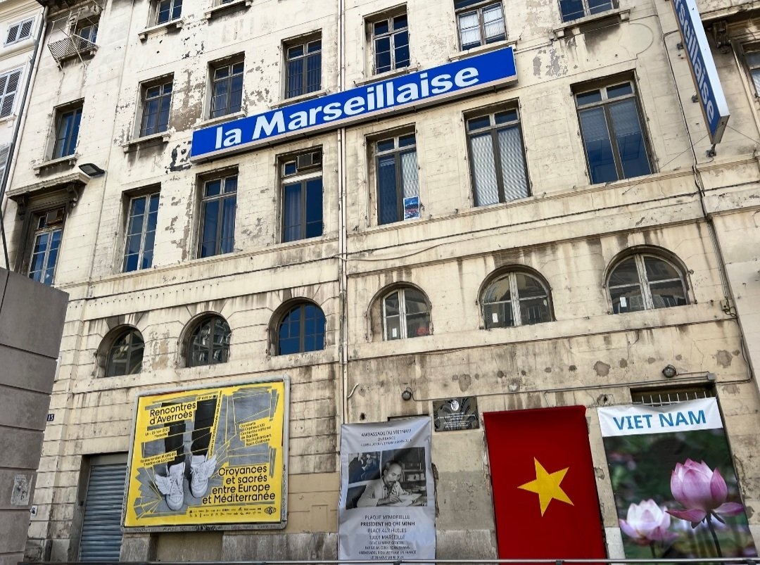 Gắn biển tưởng niệm Chủ tịch Hồ Chí Minh tại thành phố Marseille, Pháp